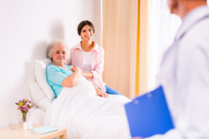 asistencia hospitalaria para personas mayores en madrid